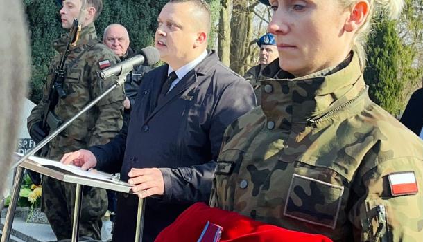 Radny Michał Nowakowski przemawia w otoczeniu żołnierzy Wojska Polskiego