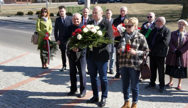 Kwiaty i znicze składa delegacja Miasta Mława: Ryszard Kowalczyk, burmistrz Sławomir Kowalewski i radna Zofia Kazimierska