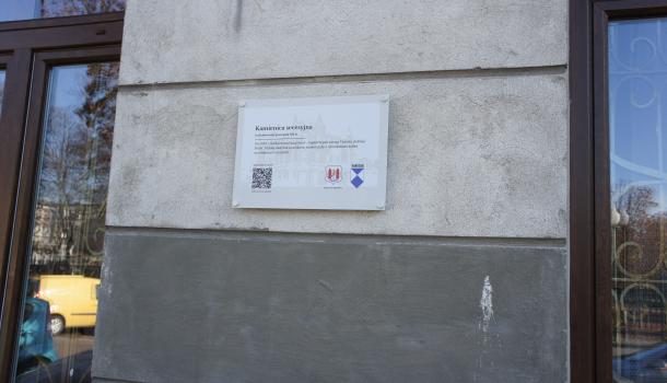 tabliczka na kamienicy secesyjnej