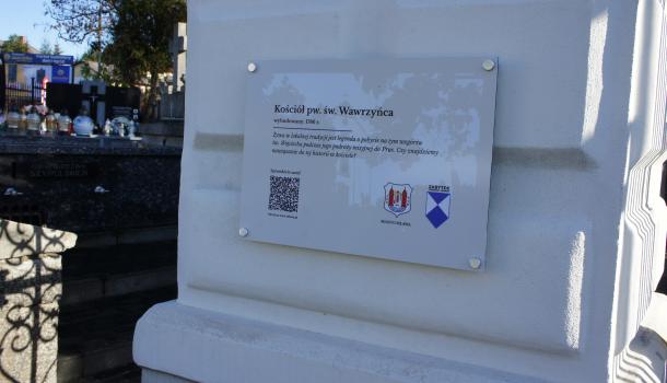tabliczka na ogrodzeniu kościoła pw. św. Wawrzyńca