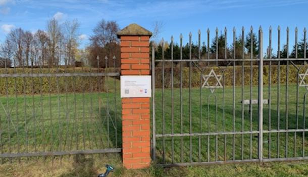 tabliczka na ogrodzeniu cmentarza żydowskiego