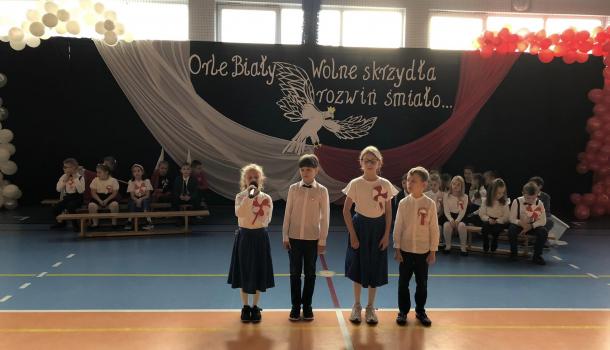 Uczniowie Szkoły Podstawowej nr 2 w Mławie uczcili Święto Odzyskania Niepodległości