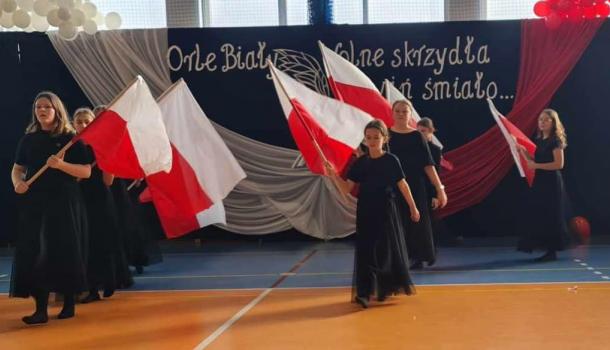 Uczniowie Szkoły Podstawowej nr 2 w Mławie uczcili Święto Odzyskania Niepodległości