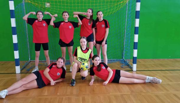 Dziewczęta z klas szóstych SP 1 mistrzyniami powiatu w halowej piłce nożnej