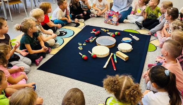 Międzynarodowy Dzień Muzyki z grupy Bratki z SP 2