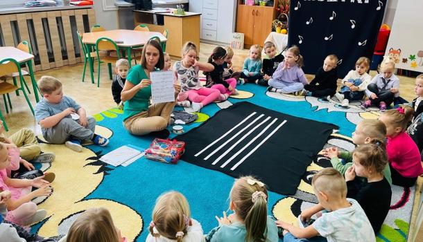 Międzynarodowy Dzień Muzyki z grupy Bratki z SP 2