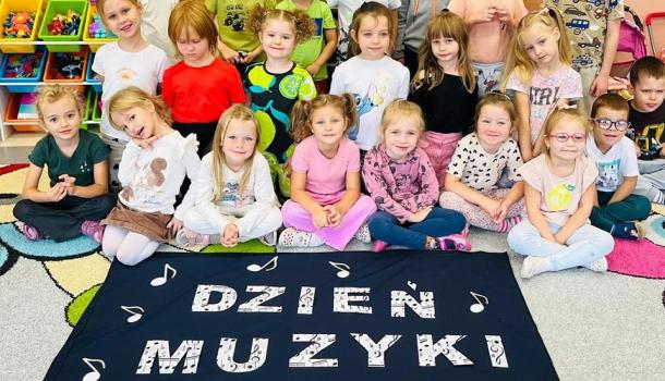 Międzynarodowy Dzień Muzyki z grupy Bratki z SP 2