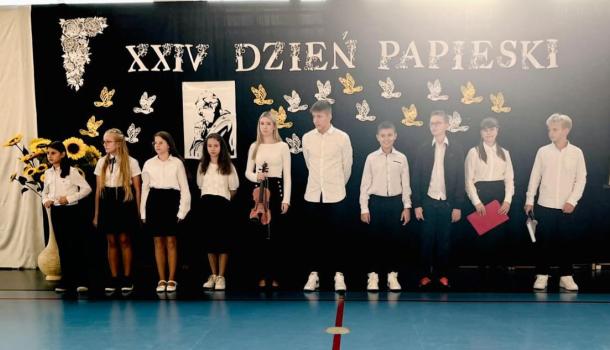 XXIV Dzień Papieski w SP nr 2vvvv