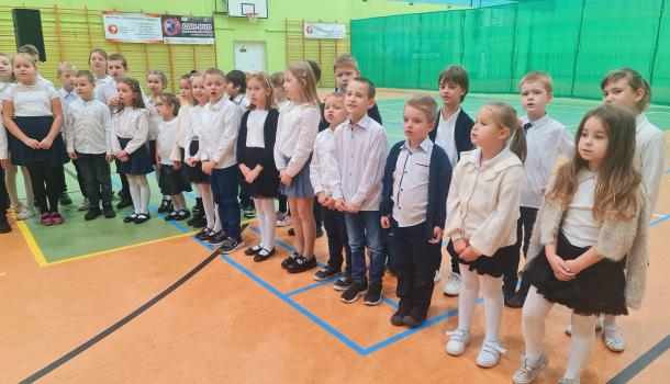 Apel z okazji 106. rocznicy odzyskania przez Polskę niepodległości w SP nr 3