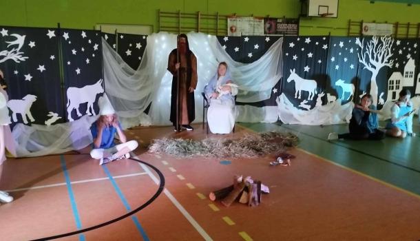 Świąteczne jasełka w SP nr 3 – magia Bożego Narodzenia w sercach dzieci i dorosłych