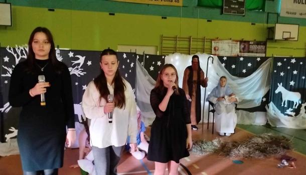Świąteczne jasełka w SP nr 3 – magia Bożego Narodzenia w sercach dzieci i dorosłych