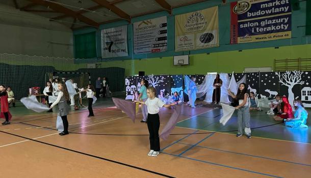 Świąteczne jasełka w SP nr 3 – magia Bożego Narodzenia w sercach dzieci i dorosłych