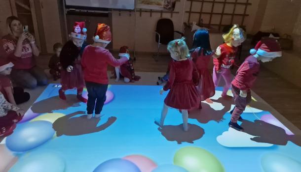 Mikołajkowe zabawy na magicznym dywanie w SP nr 4