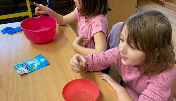 "Doświadczamy i eksperymentujemy z Marią Skłodowską-Curie" – prace plastyczne i doświadczenie uczniów klasy 2 SP 3