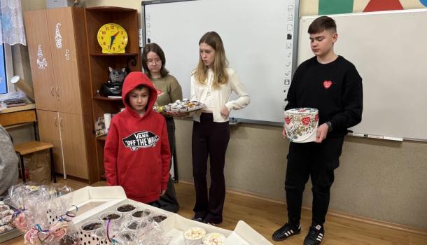 Uczniowie SP3 w Mławie wspierają WOŚP podczas 33. finału
