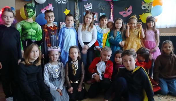 Bal Karnawałowy w Szkole Podstawowej nr 3: przebrania, zabawa i słodki poczęstunek