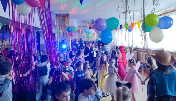Bal Karnawałowy w Szkole Podstawowej nr 3: przebrania, zabawa i słodki poczęstunek