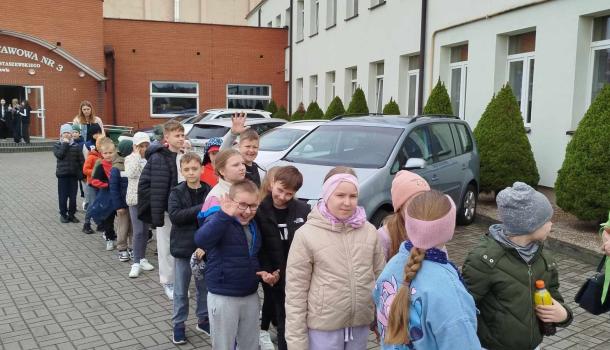 Ekologiczna przygoda uczniów SP nr 3 w Mławie – edukacyjna wyprawa do zagrody żubrów
