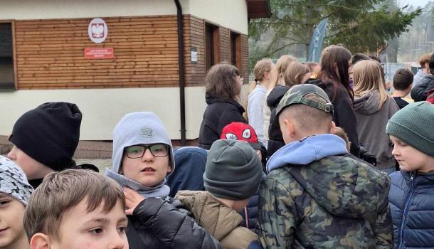 Ekologiczna przygoda uczniów SP nr 3 w Mławie – edukacyjna wyprawa do zagrody żubrów
