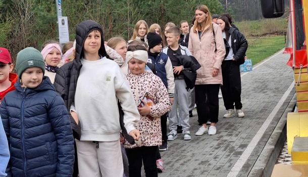 Ekologiczna przygoda uczniów SP nr 3 w Mławie – edukacyjna wyprawa do zagrody żubrów