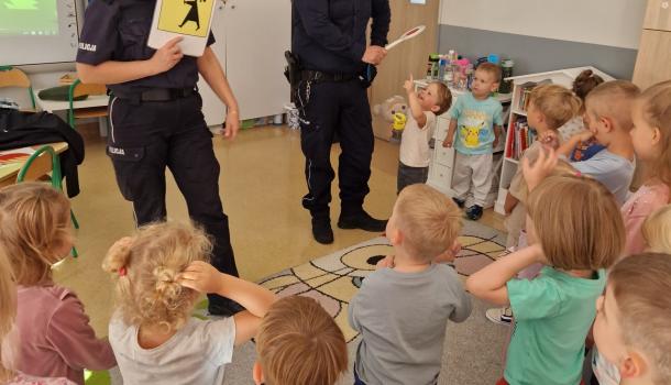 Jesteśmy bezpieczni - spotkanie z funkcjonariuszami Policji i Straży Pożarnej w SP nr 2