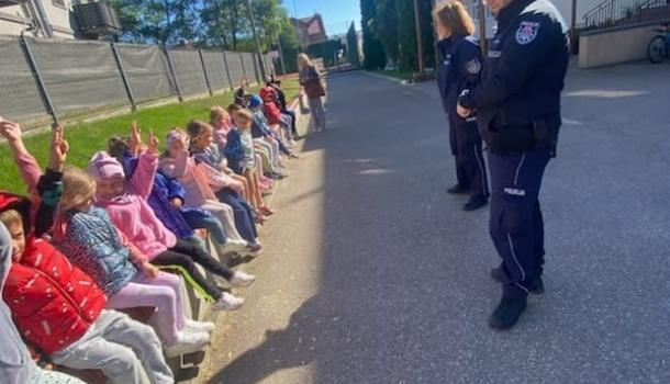 Jesteśmy bezpieczni - spotkanie z funkcjonariuszami Policji i Straży Pożarnej w SP nr 2