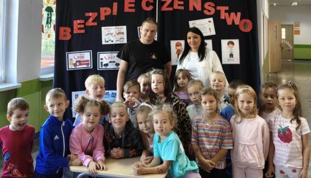 Jesteśmy bezpieczni - spotkanie z funkcjonariuszami Policji i Straży Pożarnej w SP nr 2