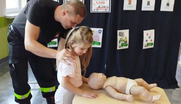 Jesteśmy bezpieczni - spotkanie z funkcjonariuszami Policji i Straży Pożarnej w SP nr 2