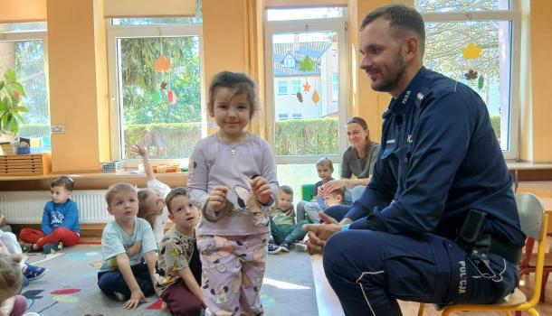 Spotkanie z policjantem z Komendy Policji w Mławie w MPS nr 4