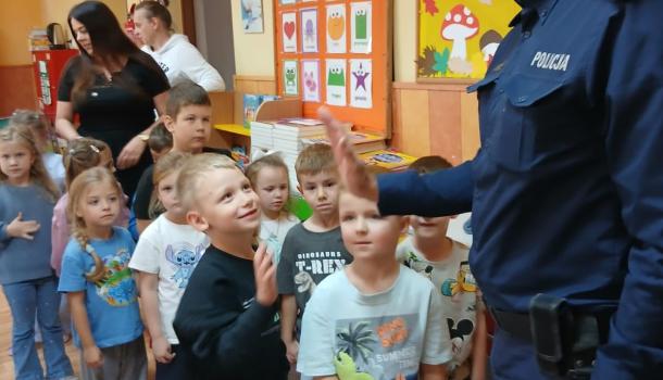 Spotkanie z policjantem z Komendy Policji w Mławie w MPS nr 4