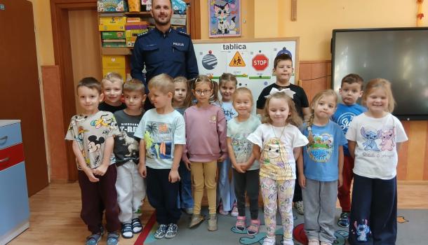 Spotkanie z policjantem z Komendy Policji w Mławie w MPS nr 4