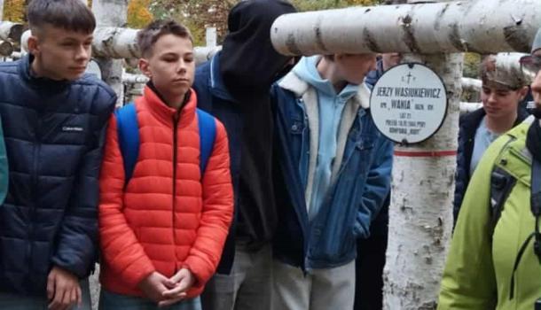 Uczniowie z SP nr 7 śladami bohaterów "Kamieni na szaniec"