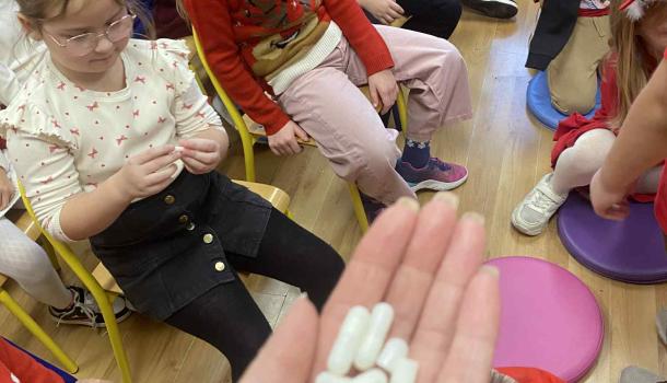 Poznajemy zawody swoich rodziców – zajęcia z farmaceutą w SP nr 3