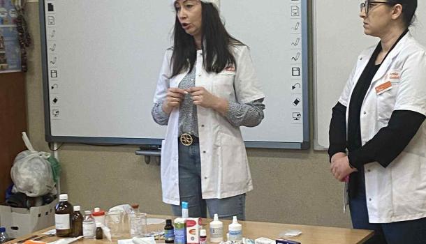 Poznajemy zawody swoich rodziców – zajęcia z farmaceutą w SP nr 3