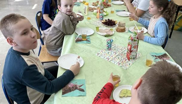 Wyjazd uczniów z klasy 2 d z SP nr 7 Mławską Kolejką Turystyczną do Zagrody Żubrów