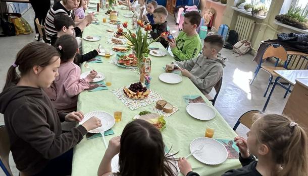 Wyjazd uczniów z klasy 2 d z SP nr 7 Mławską Kolejką Turystyczną do Zagrody Żubrów