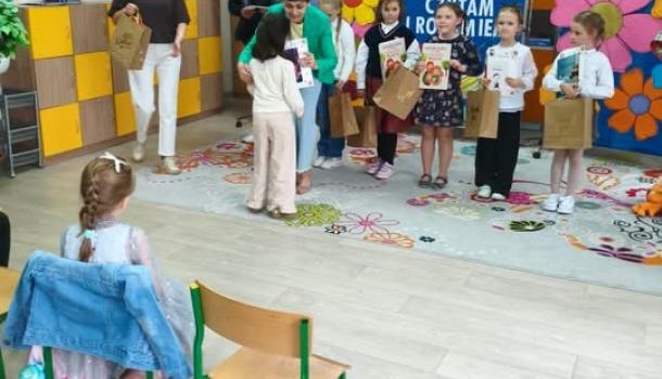 Lidia i Julia z SP 4 wyróżnione w konkursie „Czytam i rozumiem”