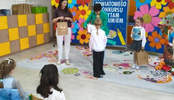Lidia i Julia z SP 4 wyróżnione w konkursie „Czytam i rozumiem”