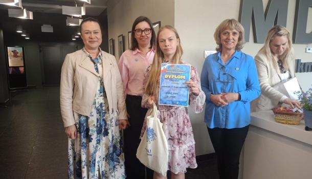 Amelia i Hanna z SP 4 laureatkami Ogólnopolskiego Konkursu Plastycznego 