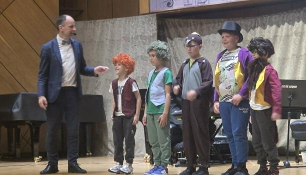 Uczniowie SP nr 7 na filharmonii pt. „Witajcie w naszej bajce”