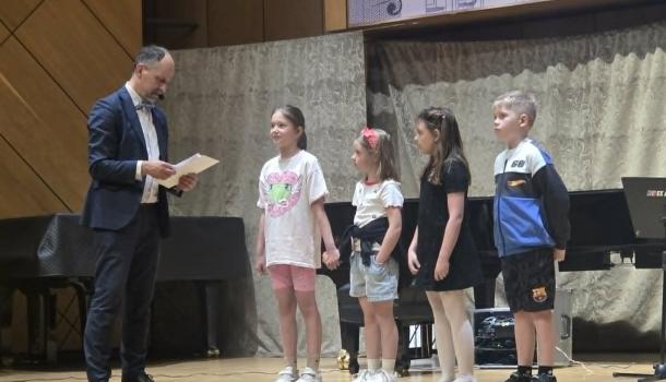 Uczniowie SP nr 7 na filharmonii pt. „Witajcie w naszej bajce”
