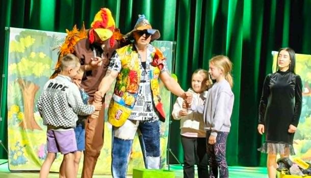 Spektakl ekologiczny "Przygody Eko-czarodzieja" z udziałem uczniów klas I-III z ZPO nr 3 