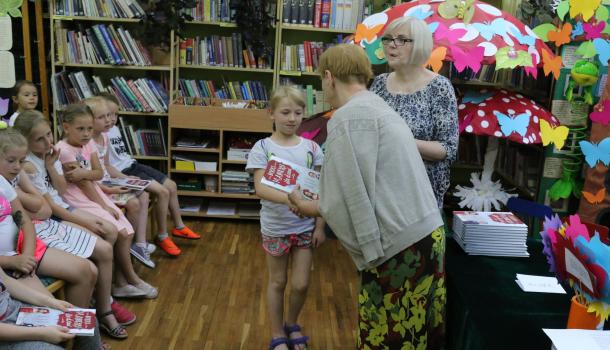 Dzieci kończące naukę w przedszkolu otrzymały interesujące książki - 15