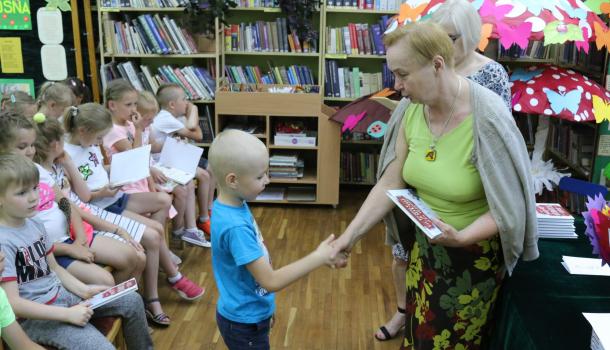 Dzieci kończące naukę w przedszkolu otrzymały interesujące książki - 19