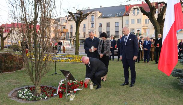 Kwiaty składa delegacja władz miasta z burmistrzem Sławomirem Kowalewskim na czele