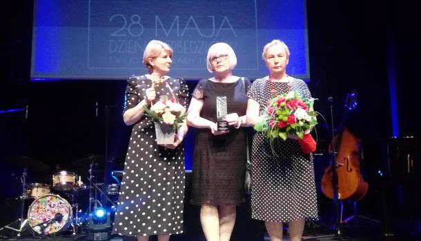 Maria Świtoń, Anna Wieczorek i Grażyna Genne ze statuetką