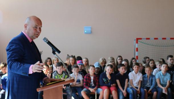 Burmistrz Sławomir Kowalewski podziękował maluchom, ale także uczniom starszych klas.