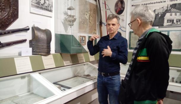 Jacek Wilamowski, muzealnik, którego domeną jest historia polskiego uzbrojenia, pokazał zwiedzajacym napierśnik husarski