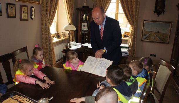 Dzieci spotkały się z burmistrzem Sławomirem Kowalewskim